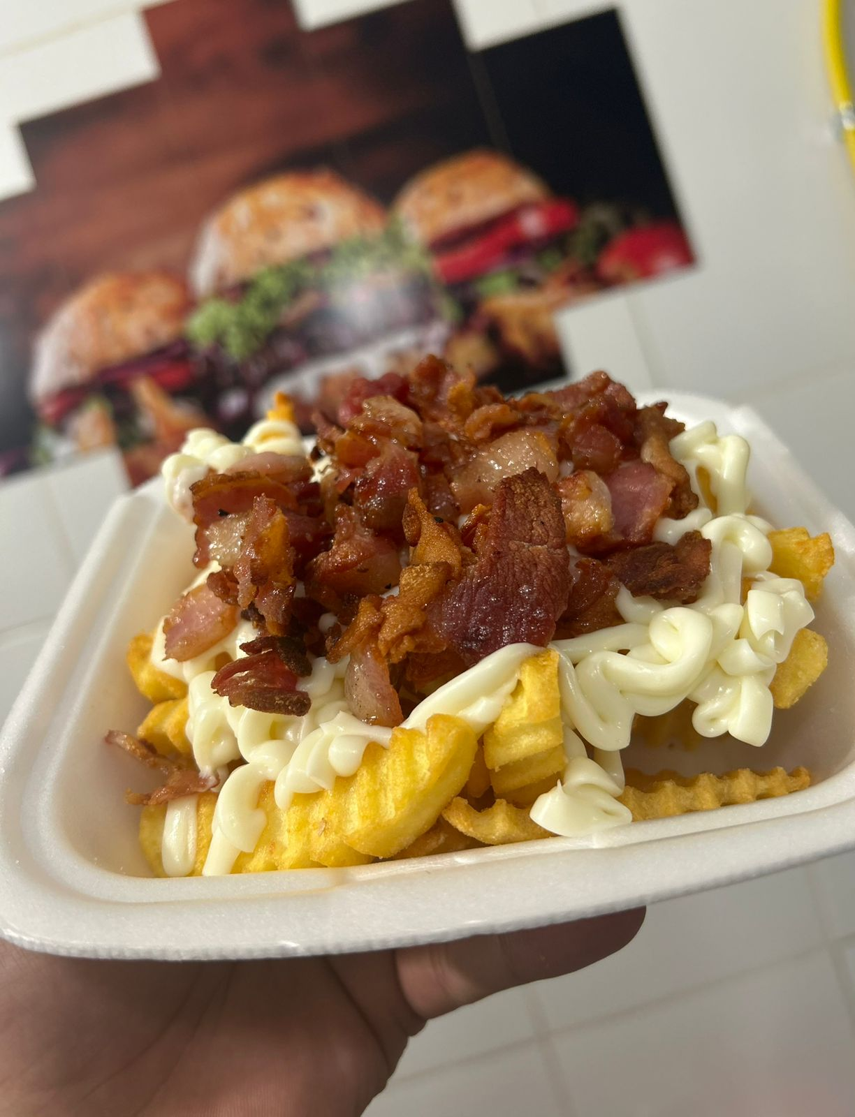 Porção de batata frita crocante com catupiry