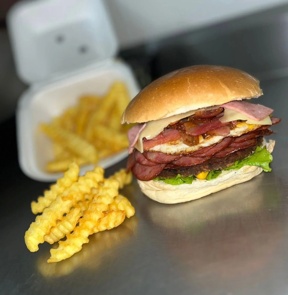 Delicioso lanche artesanal com porção de batata frita do RB Lanches Delivery em Pontal SP